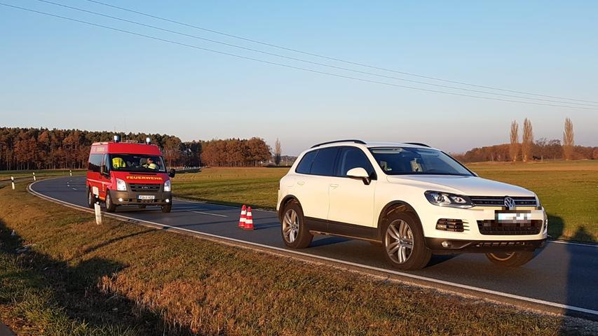Schleudernder Anhänger rammt Volvo: Drei Verletzte bei Seukendorf