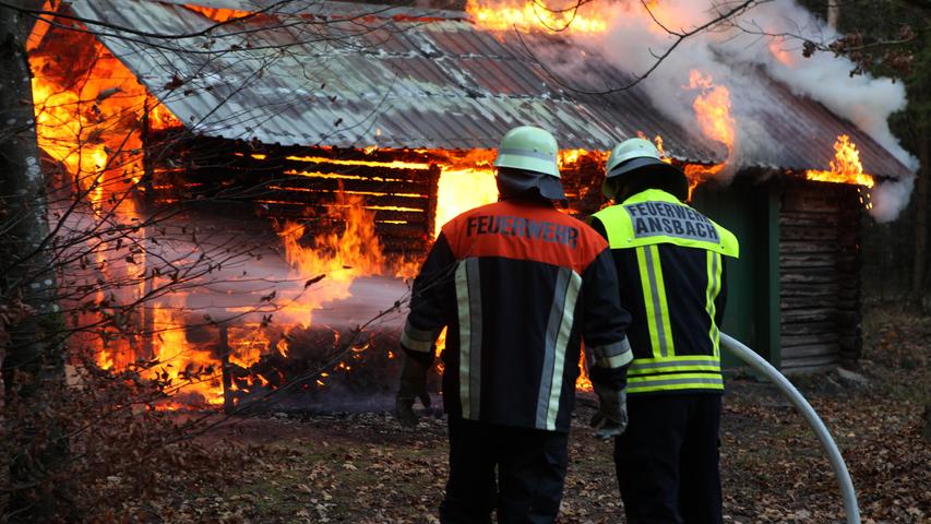 Flammen im Wald: Hütte brennt nahe Ansbach komplett aus
