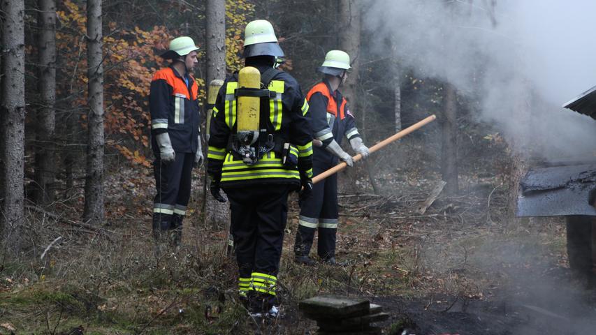 Flammen im Wald: Hütte brennt nahe Ansbach komplett aus