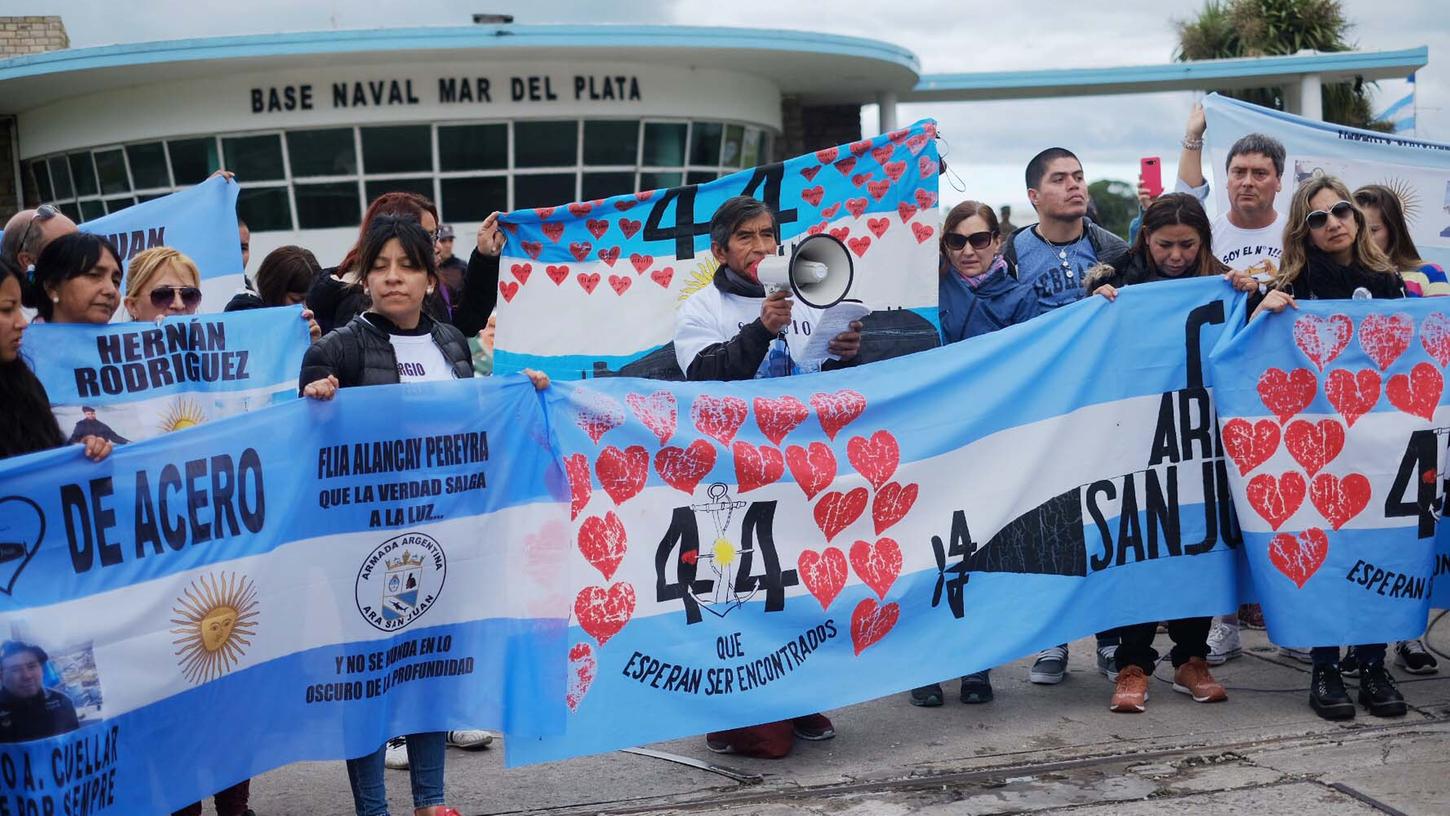 Angehörige der 44 Besatzungsmitglieder des U-Boots «ARA San Juan» gehen zu dem Marinestützpunkt von Mar del Plata und fordern Klarheit über die Ursache für das Unglück.