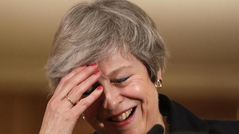Die Premierministerin hat das innerparteiliche Misstrauensvotum gewonnen.