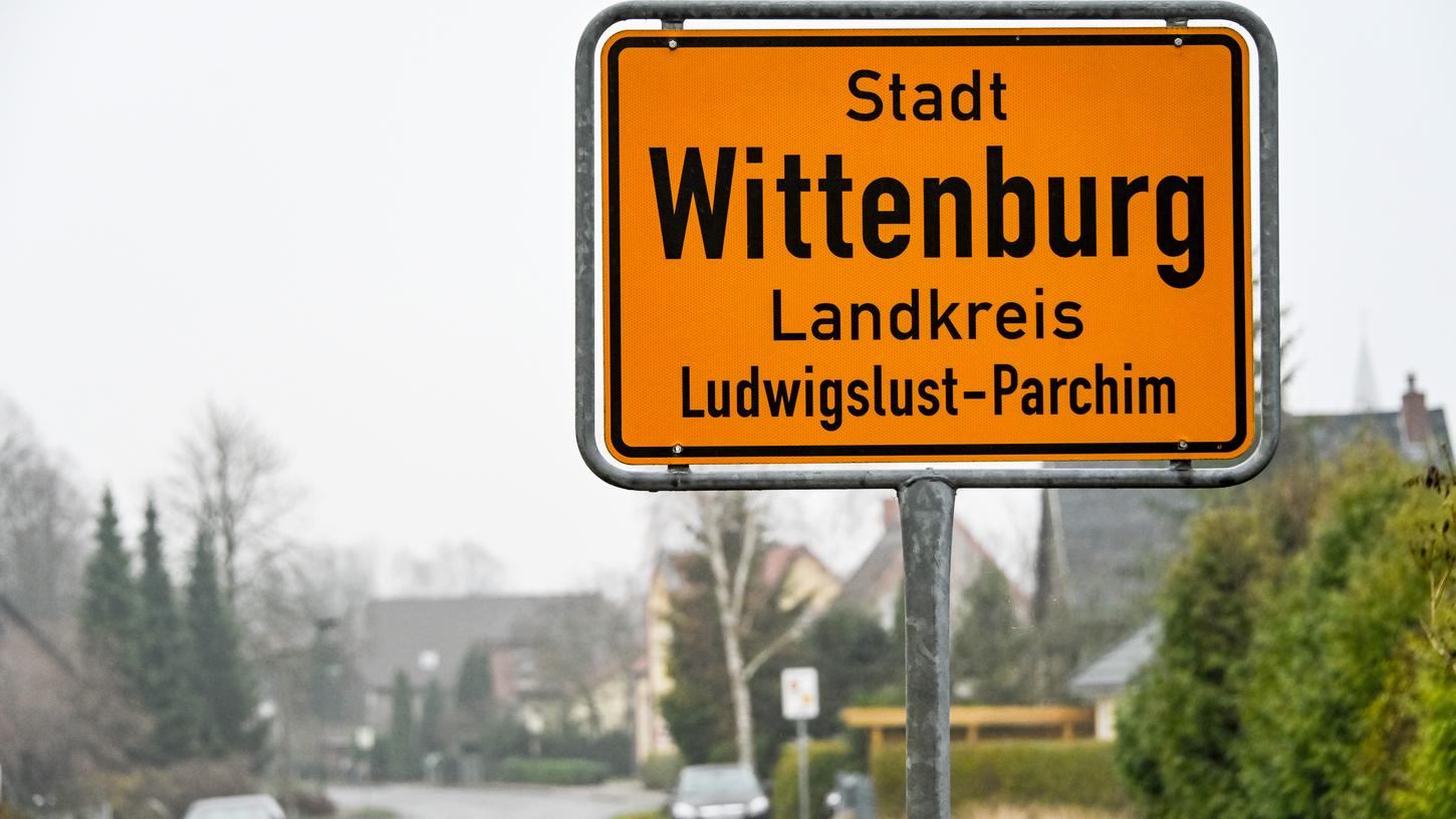 In Wittenburg ist ein 85-Jähriger in seinem Einfamilienhaus mit einem Messer getötet worden. Sein ehemaliger Pfleger steht unter dringendem Tatverdacht.