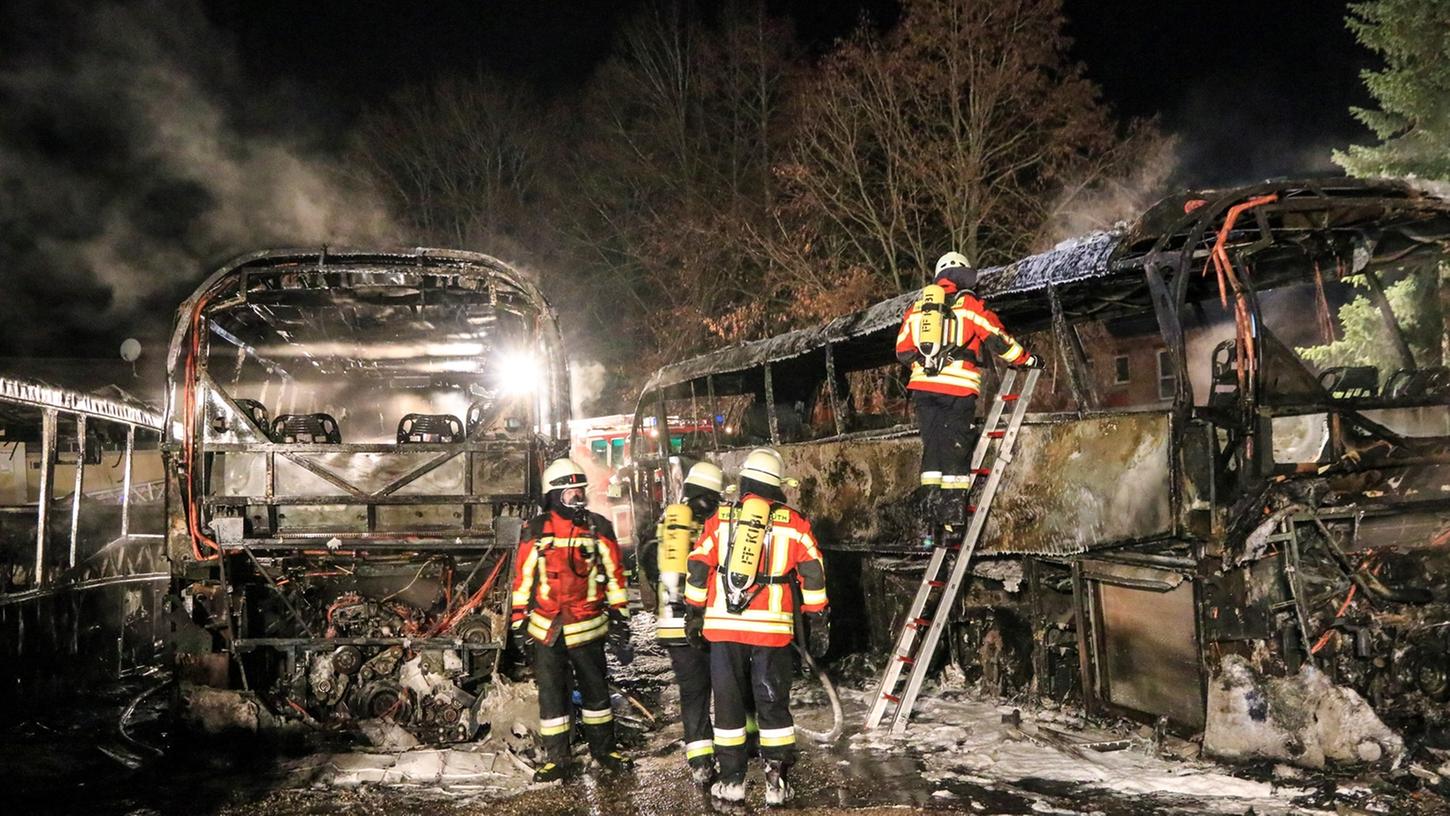 Vier Reisebusse waren nach dem Feuer komplett zerstört, sodass ein Sachschaden von über einer Million Euro entstand.