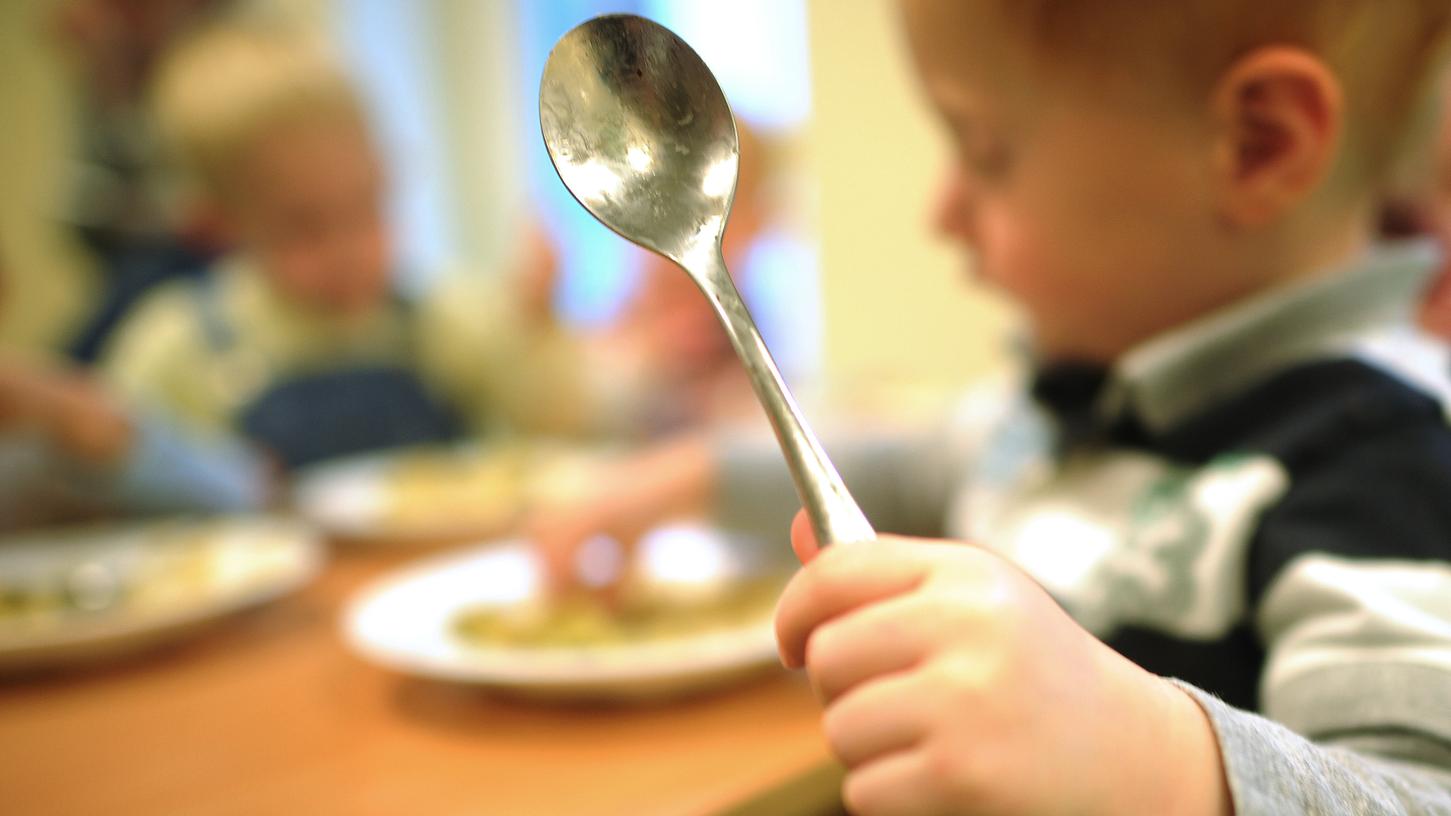 Lebensmittel verdorben? Kinder in vier Kitas, die in Nürnberg und Schwabach sind, litten nach dem Verzehr des Mittagessens an Übelkeit und Erbrechen. Die Lebensmittelproben werden derzeit analysiert.
Lebensmittel verdorben? Kinder in vier Kitas, die in Nürnberg und Schwabach sind, litten nach dem Verzehr des Mittagessens an Übelkeit und Erbrechen. Die Lebensmittelproben werden derzeit analysiert.