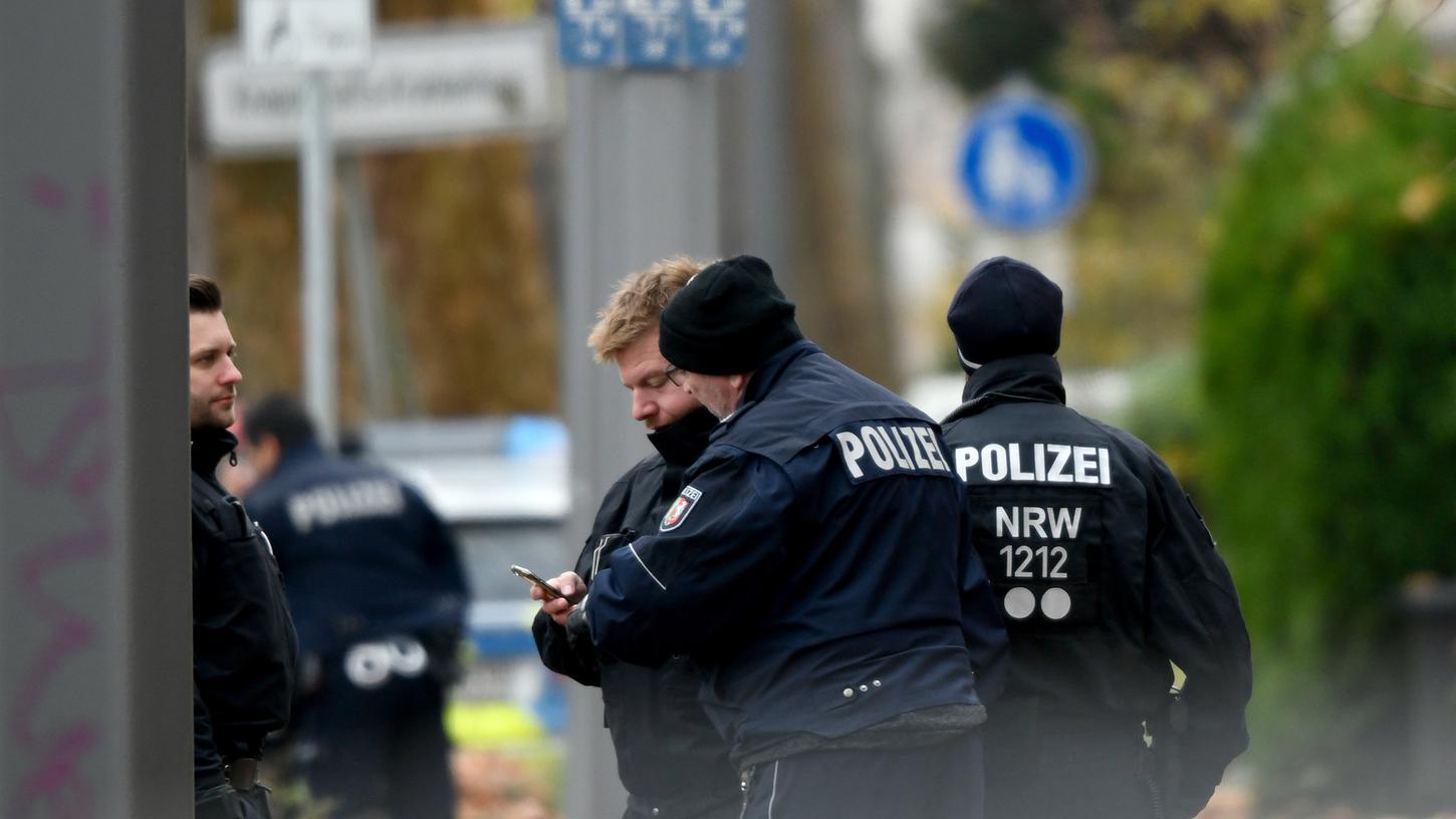 In einer Tankstelle in der Bochumer Innenstadt hat ein bewaffneter Mann eine Angestellte als Geisel genommen.