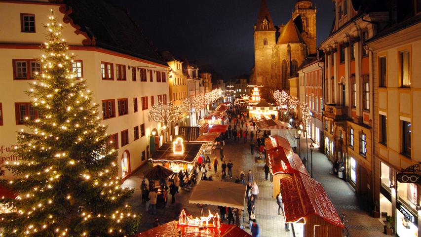 Die Ansbacher Altstadt-Weihnacht soll ab dem 26. November bis zum 23. Dezember für ein bisschen weihnachtliche Stimmung in der Altstadt sorgen. Bei dem Alternativkonzept werden insgesamt 17 Händler teilnehmen, so dass sich die Altstadt–Weihnacht vom Martin-Luther-Platz über den Johann-Sebastian-Bach-Platz bis hin zum Karl-Burkhardt-Platz erstreckt. Neben Imbiss- und Getränkeständen werden auch Kunsthandwerk, Dekoartikel und Textilien angeboten. Die berühmte Weihnachtsausstellung im Stadthaus fällt aber aus. 