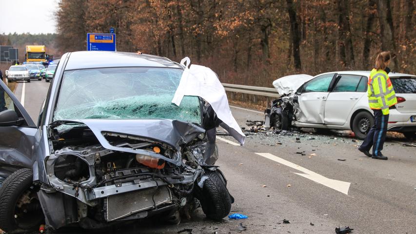 Autos kollidieren frontal bei Bamberg: 71-Jährige stirbt