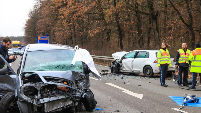 Autos kollidieren frontal bei Bamberg: 71-Jährige stirbt