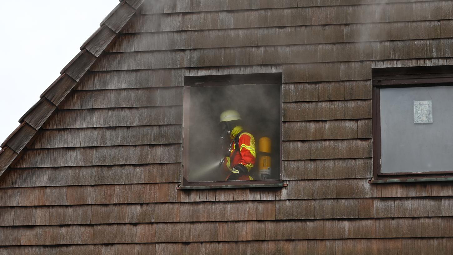 Die Feuerwehr löschte den Brand in dem Haus am Ortseingang von Berg.