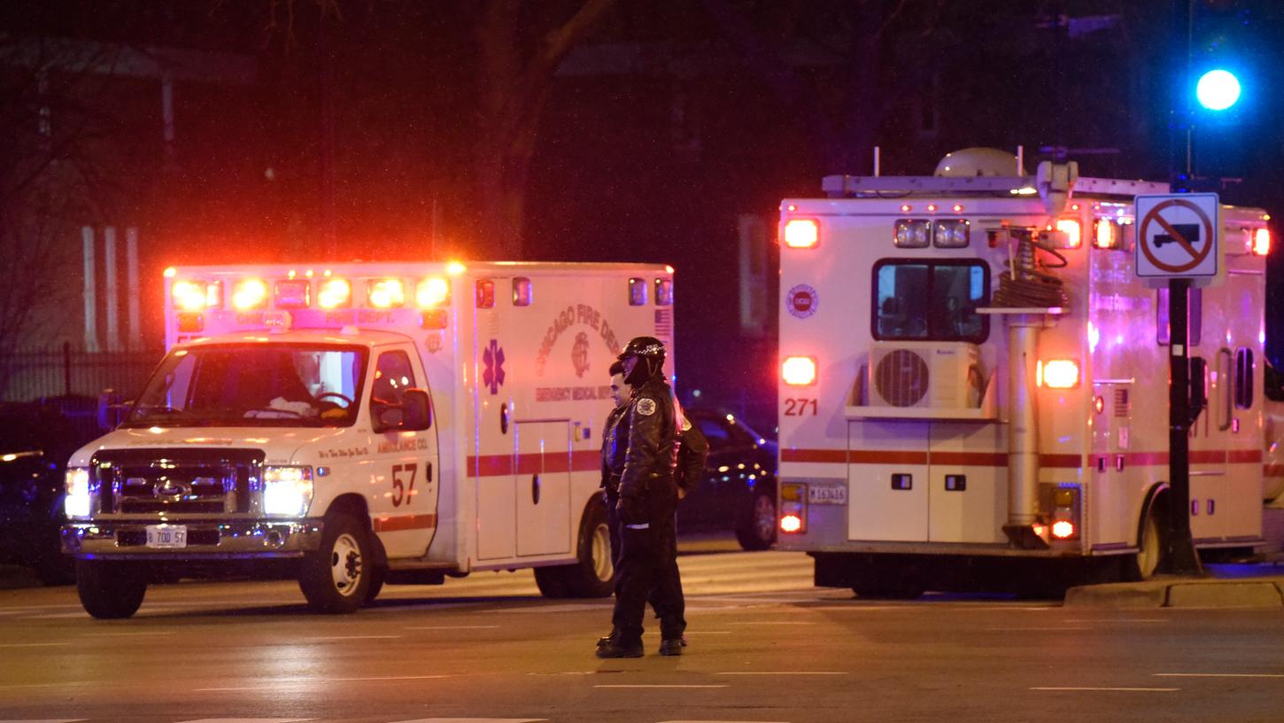Bei einer Schießerei auf einem Krankenhausgelände in Chicago sind vier Menschen ums Leben gekommen - darunter auch ein Polizist.