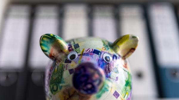 Ja. Um die Investitionen zu stemmen, will sich Nürnberg mit 39,5 Millionen Euro neu verschulden. Die Stadt bleibt damit haarscharf unter der selbst auferlegten Grenze von 40 Millionen Euro. Der Schuldenstand im sogenannten Kernhaushalt (ohne städtische Eigenbetriebe) wird damit auf 1,49 Milliarden Euro klettern.