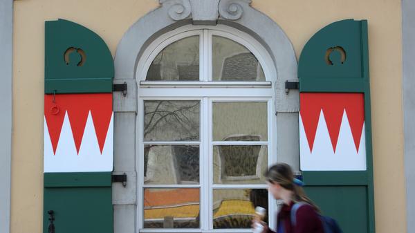 Kämmerer Riedel rechnet im kommenden Jahr mit Einnahmen in Höhe von rund 2,1 Milliarden Euro – das ist etwas mehr als in diesem Jahr. Erstmals fließt über eine Milliarde Euro in Form von Steuererträgen in die Stadtkasse, der guten Konjunktur sei Dank. Den größten Anteil hat die erst in diesem Jahr erhöhte Gewerbesteuer mit prognostizierten 484 Millionen Euro.
