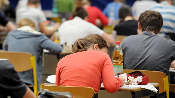 Die Stadt ist beliebt und wächst. Wohnungen, Schulen oder Kindergärten müssen gebaut werden. Zudem macht die Verwaltung die Erfahrung, dass die Erwartungshaltung der Bürgerinnen und Bürger steigt, während die Geduld mit den Ämtern abnimmt. Dazu kommt die Riesenaufgabe der Digitalisierung, der sich Nürnberg stellen will. Um all diese Aufgaben zu stemmen, ist aus Sicht der Verwaltung viel mehr Personal nötig. Insgesamt sollen 347 neue Stellen geschaffen werden; fast 63 entfallen auf den Bereich Digitalisierung, rund 85 auf die Kinderbetreuung, um nur einige Beispiele zu nennen. Damit die Mitarbeiter schnell eingestellt werden können, legt Riedel beim Personal einen Doppelhaushalt für 2019/2020 vor. Das heißt, die Stellen sollen im kommenden Jahr geschaffen werden, 2020 ist dann aber nicht mehr viel drin an neuen Posten.