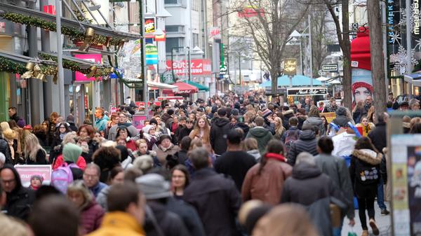 Einnahmen und Ausgaben im Gesamthaushalt liegen seit 2014 zum ersten Mal wieder sehr dicht beieinander. Auf dem Haushalt laste ein wachsender Druck, so Riedel. In diesem Jahr plante die Stadt unterm Strich noch mit einem Plus von rund 29 Millionen Euro. Im Entwurf für das kommende Jahr schrumpft das Plus auf rund 400 000 Euro. Das ist für Riedel "im Prinzip gerade noch eine schwarze Null".