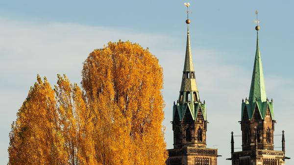 Bei einem Einbruch der Steuereinnahmen würde die Stadt schnell ins Minus rutschen. Aber noch ist Riedel "gebremst optimistisch". Noch sei die Lage stabil. Mittel- bis langfristig sei aber zu erwarten, dass die Konjunktur nach dem längsten Aufschwung der Nachkriegsgeschichte auch mal wieder stagniere oder ein Abschwung auftrete. Die Stadt hat laut Riedel aber einen Risikopuffer in Form von Rücklagen, so dass sie eine mittlere Wirtschaftskrise über zwei bis drei Jahre durchstehen könnte. "Wird es schwieriger, dann müssten wir Investitionen streichen oder zurückstellen."