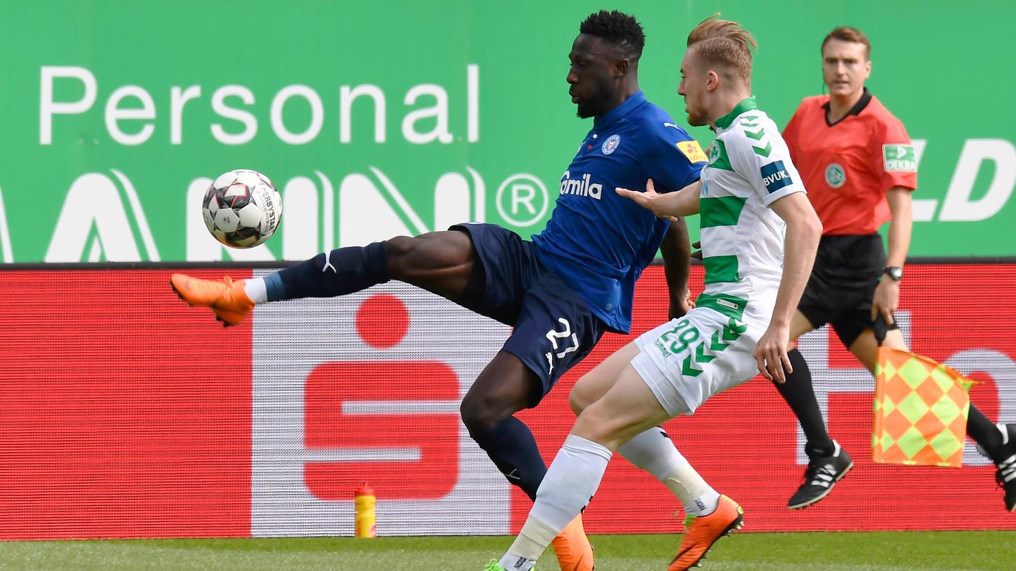 Ballgewandt auch gegen Fürther: Der Noch-Kieler Kingsley Schindler soll dem Vernehmen nach beim 1. FC Nürnberg auf dem Zettel stehen. Ballgewandt auch gegen Fürther: Der Noch-Kieler Kingsley Schindler soll dem Vernehmen nach beim 1. FC Nürnberg auf dem Zettel stehen.