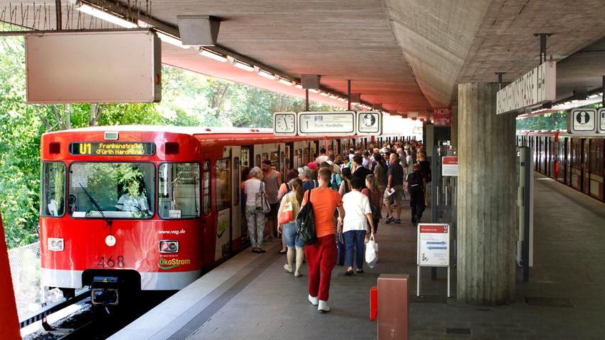 Zwischen Messe und Bauernfeindstraße durchfährt die U-Bahn die engste im Planverkehr befahrene Kurve im Nürnberger U-Bahn-Netz: 5400 Ein- und Aussteiger gibt es an jedem Werktag am Haltepunkt Bauernfeindstraße .