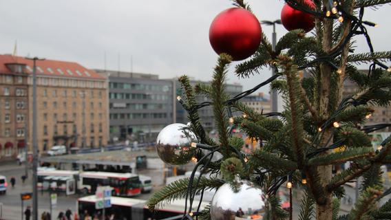 Mit dem Kran auf den Christbaum: Schmücken am Bahnhofsplatz