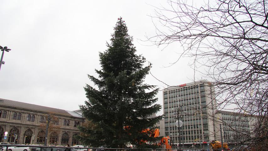 Mit dem Kran auf den Christbaum: Schmücken am Bahnhofsplatz