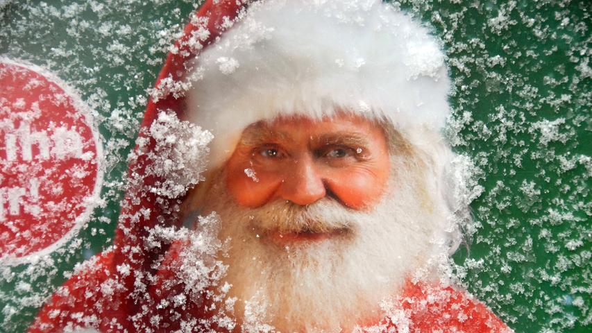 Das gefällt dem Weihnachtsmann. Im Schnee arbeitet er am liebsten (Ausschnitt aus einem Werbeposter in der Hauptstraße).