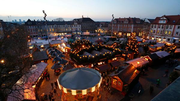 Wo? Am Schlossplatz. Wann? 25. November bis 24. Dezember 2024. Öffnungszeiten: Montag bis Donnerstag 10 Uhr bis 21 Uhr, jeden Freitag und Samstag bis 21.30 Uhr, sonntags 11 Uhr bis 21 Uhr und am 24. Dezember von 10 Uhr bis 14 Uhr. Das tägliche Bühnenprogramm mit Live-Musik sowie viele weitere Angebote sorgen für eine gemütliche Atmosphäre. Kinder können sich am Kerzenstand selbst kreativ austoben. Auch auf dem Altstädter und Neustädter Kirchenplätzen gibt es Weihnachtsmärkte. Eine Übersicht über die Erlanger Weihnachtsmärkte finden Sie hier.