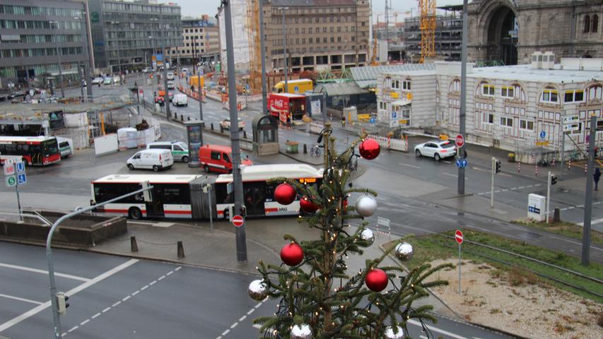Mit dem Kran auf den Christbaum: Schmücken am Bahnhofsplatz