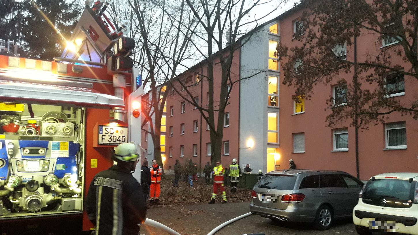 Die Einsatzkräfte der Feuerwehr und Polizei sind am Dienstagnachmittag zu einem Einsatz in einem Schwabacher Mehrfamilienhaus gerufen worden.