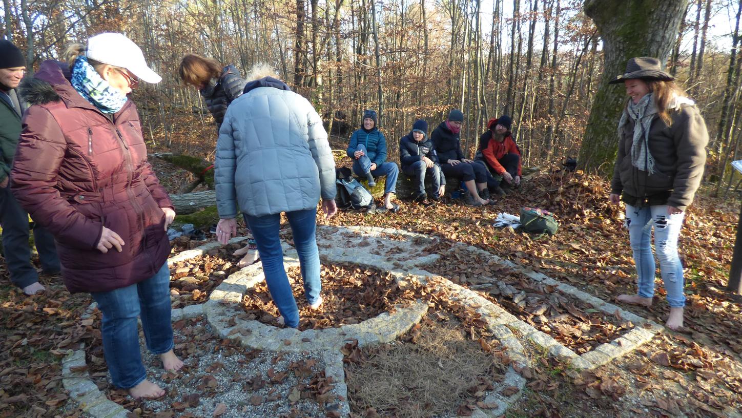 Den Kopf bedeckt, aber die Füße unbekleidet: Regelrechte Glücksgefühle sind es, die sich bei der Bewegung ohne Schuhe einstellen. Den Kopf bedeckt, aber die Füße unbekleidet: Regelrechte Glücksgefühle sind es, die sich bei der Bewegung ohne Schuhe einstellen.