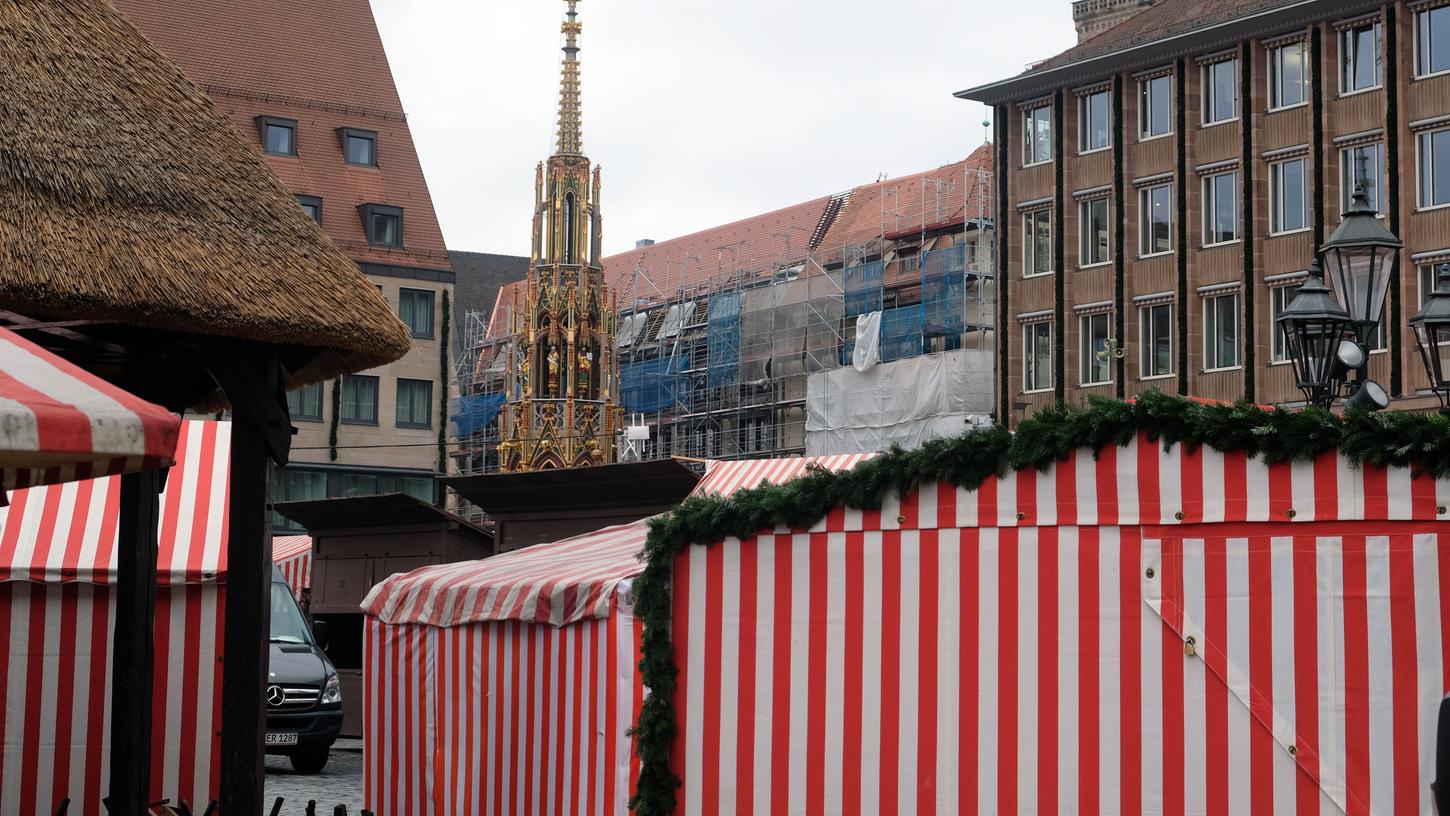 Bald geht's wieder los: Am 30. November öffnet der Christkindlesmarkt seine Pforten. Die ersten Buden stehen schon.