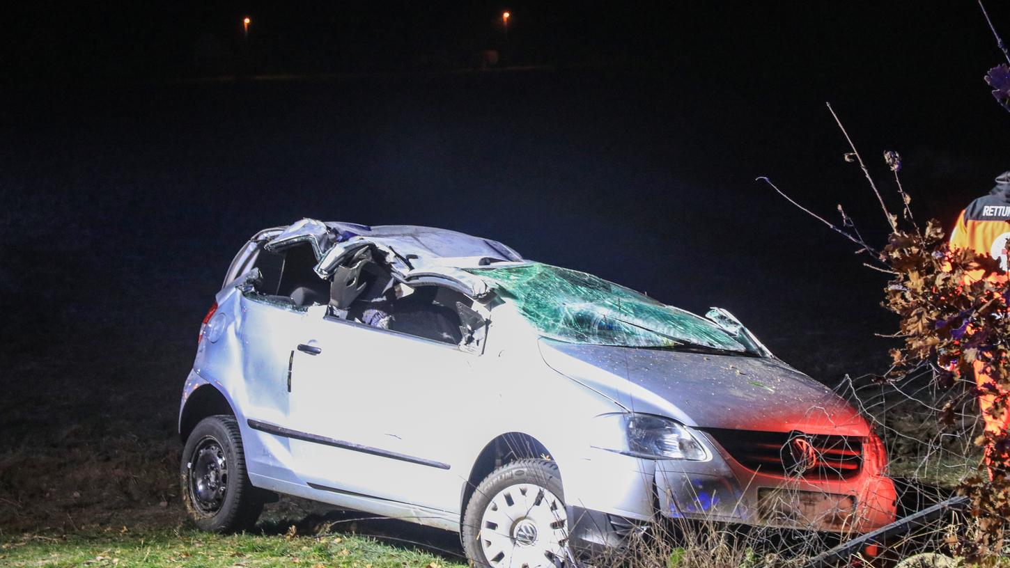 Nachdem sich der VW überschlagen hatte, wurde die 56-jährige Fahrerin in dem völlig zerstörten Fahrzeug eingeklemmt. Nachdem sich der VW überschlagen hatte, wurde die 56-jährige Fahrerin in dem völlig zerstörten Fahrzeug eingeklemmt.