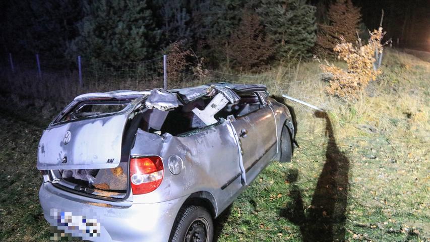 VW Fox überschlägt sich bei Glatteis: 56-Jährige verletzt