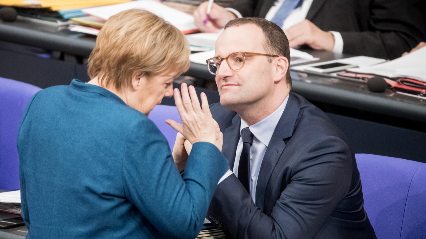 Kanzlerin Merkel hat ein klares Ja zum Migrationspakt abgegeben. Jens Spahn, einer ihrer Nachfolgekandidaten, will dagegen, dass der Parteitag noch einmal über den Pakt debattiert.