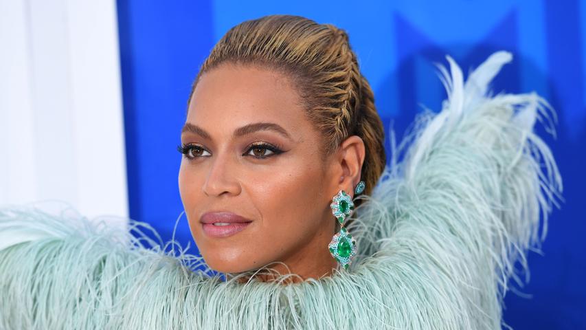 In der Vorjahres-Liste lag Beyoncé noch auf Platz eins, diesmal muss sich die Sängerin nur mit Rang drei begnügen. "Forbes" schätzt ihr Jahreseinkommen auf 60 Millionen Dollar.
