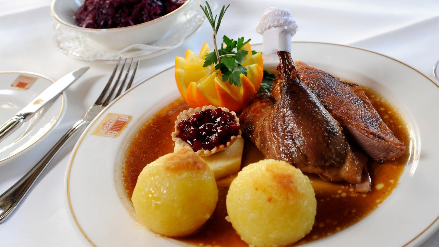 Die Gans gehört für viele Deutsche zum Weihnachtsfest - trotz gestiegener Preise. 