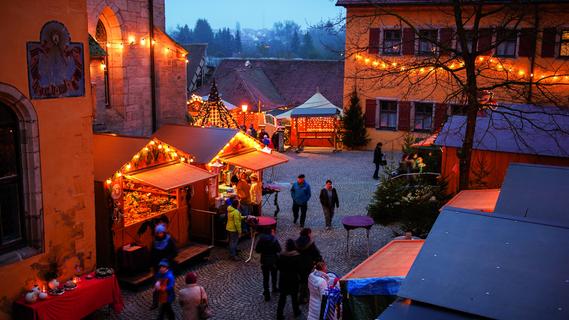 Adventszeit in der Touristen-Hochburg Dinkelsbühl: Weihnachtsmarkt und Winterzauber am Schweinemarkt