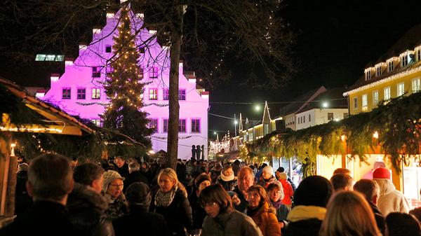 Wo? Rathausplatz und Münsterplatz. Wann? 28. November bis 23. Dezember 2024. Öffnungszeiten: Montag bis Mittwoch 16 Uhr bis 20 Uhr, Donnerstag und Freitag 16 Uhr bis 21 Uhr, Samstag 13 Uhr bis 21 Uhr und Sonntag 13 Uhr bis 20 Uhr. Über 400 Jahre Geschichte: Damit ist der Neumarkter Weihnachtsmarkt einer der ältesten der Region. Zu den zahlreichen Besonderheiten gehören eine offene Feuerstelle und ein stimmungsvolles Musikprogramm.
