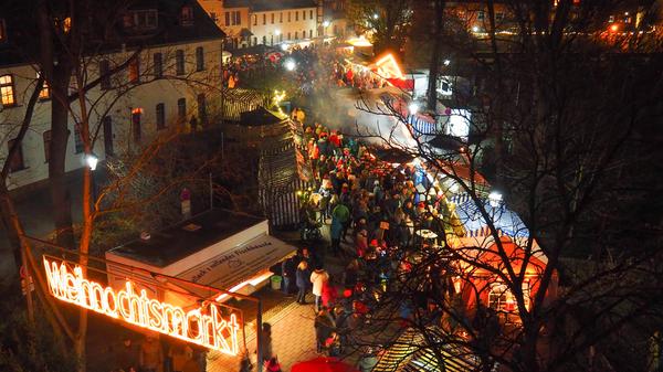 Wo? Mecklenburger Platz. Wann? 29. November bis 1. Dezember. Öffnungszeiten: Freitag von 17 Uhr bis 21 Uhr, Samstag von 15 Uhr bis 21 Uhr und Sonntag von 14 Uhr bis 19.30 Uhr. Zum Weihnachtsmarkt in Stein werden auf dem Mecklenburger Platz zahlreiche Buden aufgebaut, an denen Weihnachtsartikel, Kunsthandwerk und kulinarische Spezialitäten wie Weihnachtsgebäck oder Glühwein angeboten werden. Die offizielle Eröffnung erfolgt durch das Christkind und den Weihnachtsmann sowie den traditionellen Laternenzug. Auf der Weihnachtsbühne wird an allen drei Tagen ein musikalisches Programm geboten.