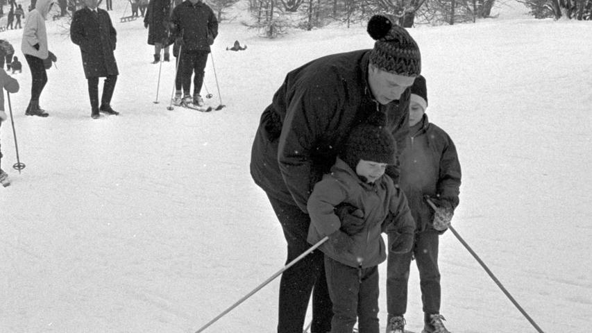 Bei Papa mit auf den Skiern stehen - das ist das Größte. Ob das gut ging ist allerdings nicht bekannt...