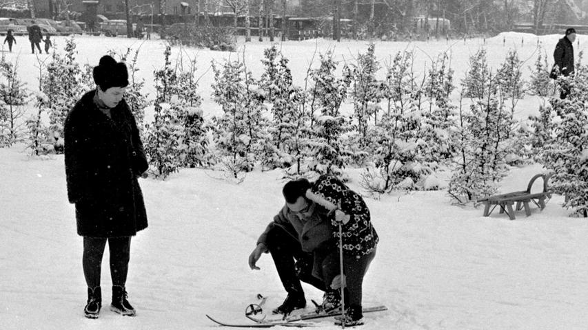 Die Skier mit den Drahtbindungen anzuschnallen war damals gar nicht so einfach.