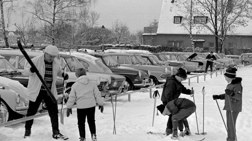 Der Schnee liegt so hoch, dass die Kinder ihre Skier gleich am Parkplatz am Marienbergpark anlegen können.