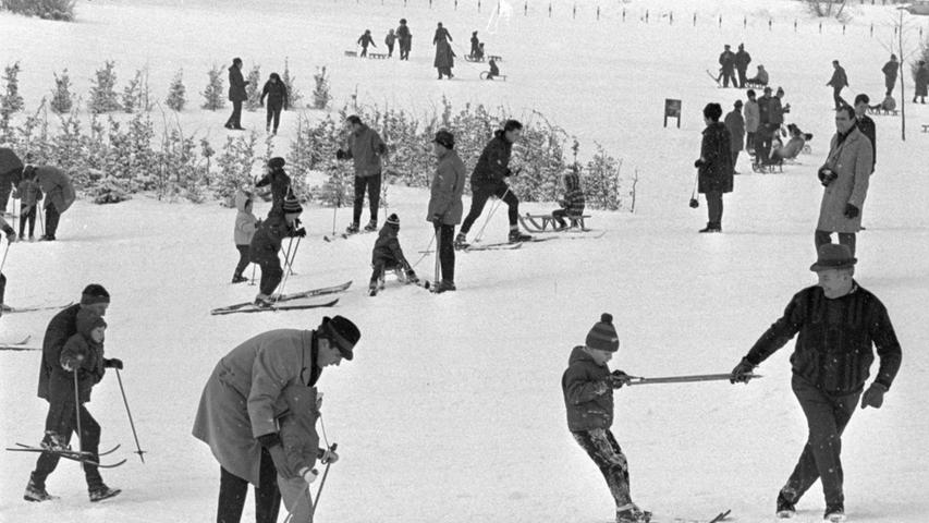 Geduldig bringen Väter ihren Sprösslingen im Marienbergpark das Skifahren bei.
