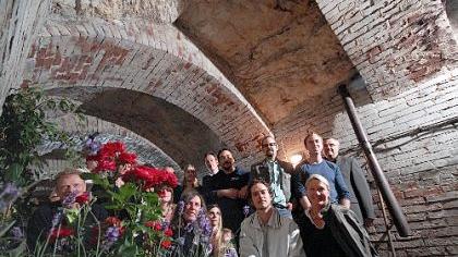 Blühende Fantasie: Die Mitwirkenden der «Kunst im Untergrund» versammeln sich zwölf Meter unter der Erde im «Schrebergarten» von Stephanie und Simone Löw. Blühende Fantasie: Die Mitwirkenden der «Kunst im Untergrund» versammeln sich zwölf Meter unter der Erde im «Schrebergarten» von Stephanie und Simone Löw.