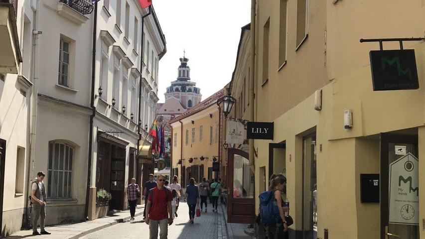 Litauens Städte sind reich an alten Gemäuern. In den Hinterhöfen verstecken sich Galerien, Boutiquen und kleine Läden. Dazu jede Menge Bars und Restaurants, die für westliche Geldbeutel überaus günstig sind, für östliche dagegen eher nicht.