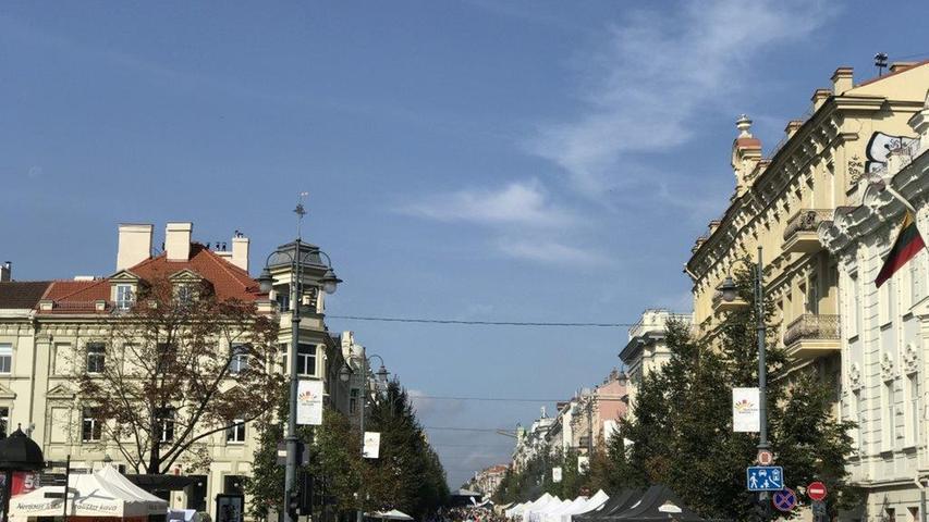 Sobald es die Temperaturen zulassen, verwandelt sich Vilnius in eine Freiluftarena. Streetfestivals, Märkte, Konzerte beherrschen dann das Bild.
