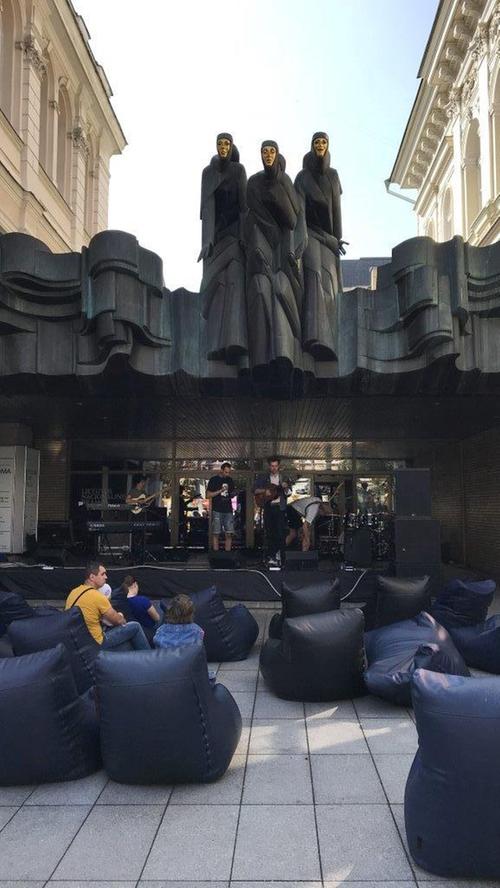Wenn zwei Welten miteinander verschmelzen - bei einem der Straßenfeste in Vilnius nutzen Musiker den Eingang zum Staatsschauspiel als Bühne.