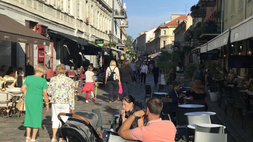 Im historischen Zentrum von Kaunas dagegen sieht es aus wie in jeder Altstadt: Lokale, Bars, Restaurants laden ein, überall sitzen die Menschen in der Sonne, wenn es das Wetter denn zulässt.