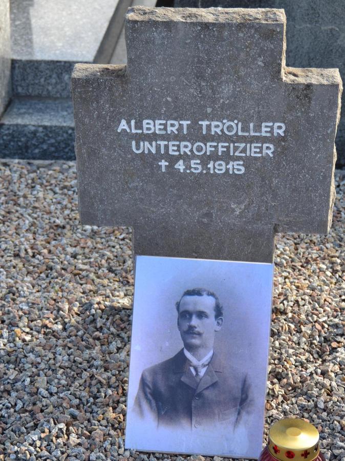 Das Grab von Albert Tröller, der in einem Lazarett in der Nähe starb und als einer von 115 deutschen Soldaten auf dem Friedhof von Chaptelat bestattet wurde.