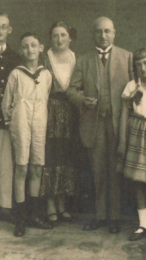 Eine glückliche Familie, die nach 18 Jahren am Prinzregentenufer ihre Koffer packen musste. Die Fürther Bronze-Werke von Vater Adolf Baer hat der Fürther Unternehmer Jacob Eckart 1938, im Jahr ihrer Flucht, für ein Butterbrot gekauft. Er war NSDAP-Mitglied.