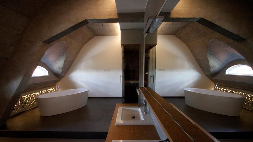 Ein außergewöhnliches Bad: 130 beziehungsweise 230 Quadratmeter groß sind die luxuriösen neuen Wohnungen unterm Dach.