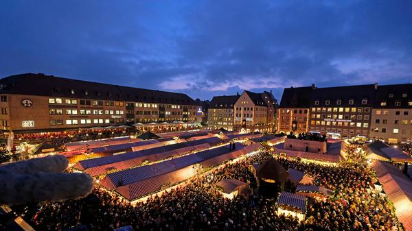 Das Coronavirus hat dem amtierenden Christkind Benigna Munsi für ihre zweite Amtszeit 2020 einen Strich durch die Rechnung gemacht: Wegen des Infektionsrisikos wird die traditionsreiche Budenstadt auf dem Hauptmarkt nicht aufgebaut und damit fällt auch der Prolog des Christkindes aus, ebenso wie die meisten Termine.